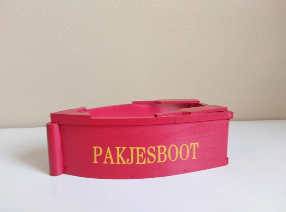 Rode houten pakjesboot Sinterklaas